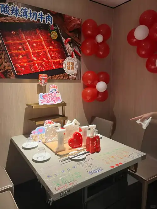 喝奶茶吃汉堡,现在的年轻人流行在婚礼上整活
