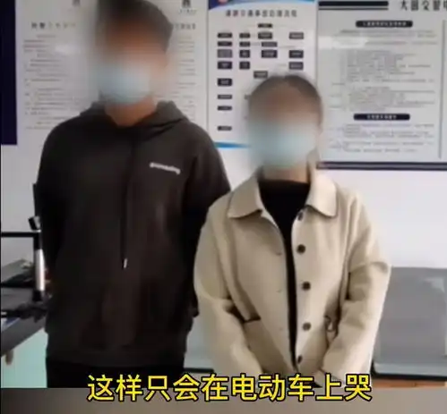 情侣骑车秀恩爱遭网友举报违反交规,警方联系处罚并批评教育
