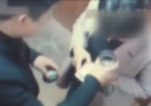 成都一男子发现老婆和兄弟有染,找兄弟理论反被打
