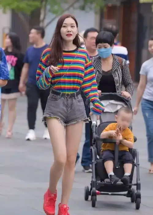 街拍美女小姐姐穿男友的条纹衫出门,品味独特美出新时尚