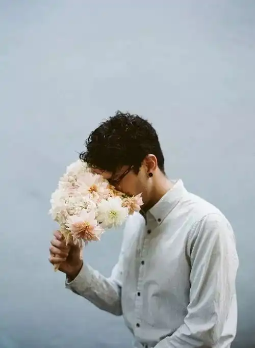 一言丨一个男人连自己的女人都包容不了,谈什么顶天立地
