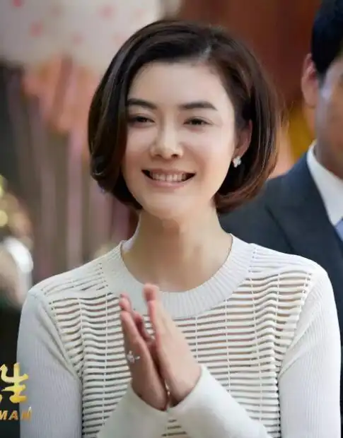 36岁车晓新恋情曝光,穿情侣装与一男子遛弯,画面十分低调女神还是那么美