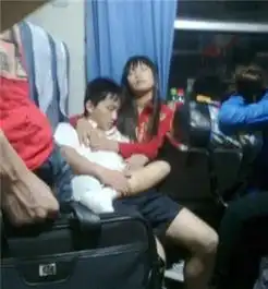 盘点火车上的销魂睡姿美女你的胸露出来了

