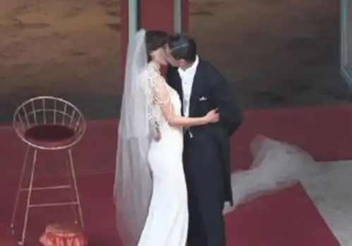 又一对跨国明星情侣成婚,女方比男方大7岁,婚礼现场甜到鼾
