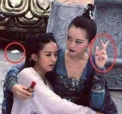 笑岔气的穿帮镜头,我说潘长江怎么溜那么快原来下面有个滑板
