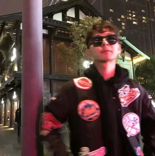 有没有非常非常不明显的情侣头像,特别不明显的情头
