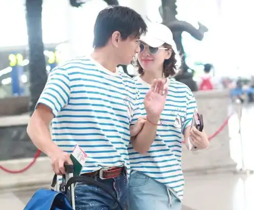 吴奇隆带妻儿出游,一家三口同框温馨幸福,背影像热恋小情侣
