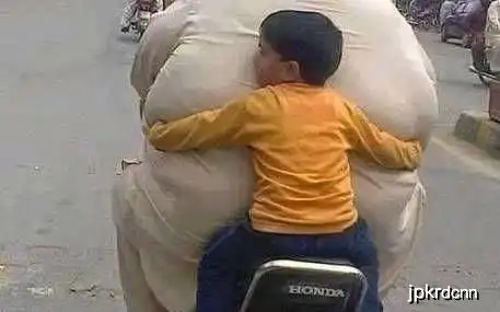 搞笑图,妹子你这样喂孩子不太好吧,咱们把手机放下好吗

