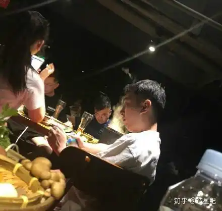 王思聪陈雅婷身穿情侣服,同座吃火锅