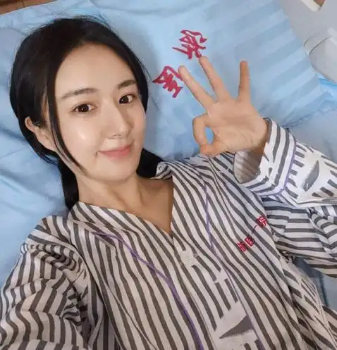薇娅带伤拄拐棍卖货,被曝再添豪车,果然付出都是有回报的
