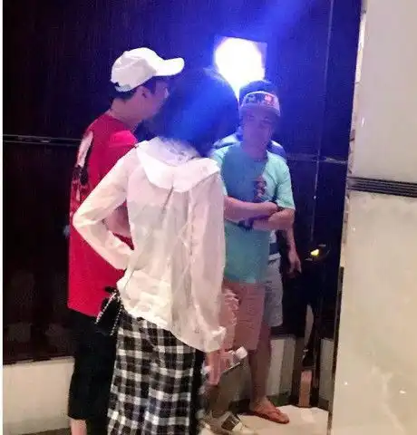 王思聪穿着朴素开豪车去派对,新女伴清纯学生样,校长不爱网红了