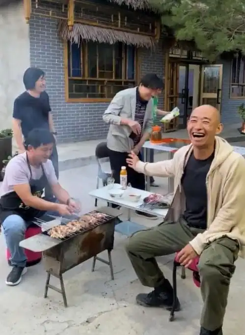 亮剑孙德胜晒近况,满身肌肉荷尔蒙旺盛,妻子韵味十足
