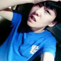 qq情侣头像一坐一右
