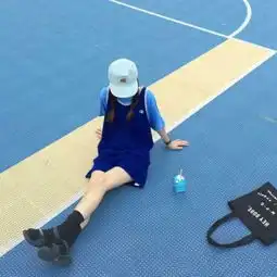 求这个情侣头像另一半,一个男的也是这个姿势坐在篮球旁穿着凉鞋
