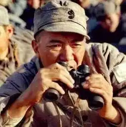 战场上指挥官总向警卫要望远镜,并非为了显示身份,血的教训使然
