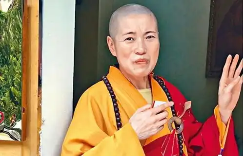 花尼姑释智定,住4000万豪宅与两个和尚结婚,把寺庙当摇钱树
