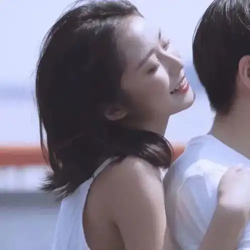 超甜的冬日女生头像
