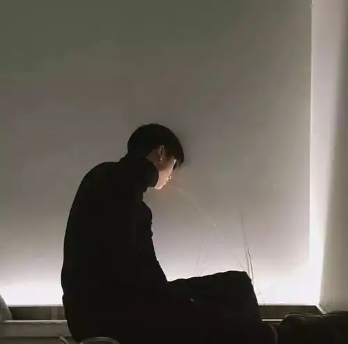一左一右情侣背影微信头像

