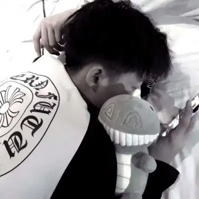 抖音情侣头像一左一右高低调独唱反调
