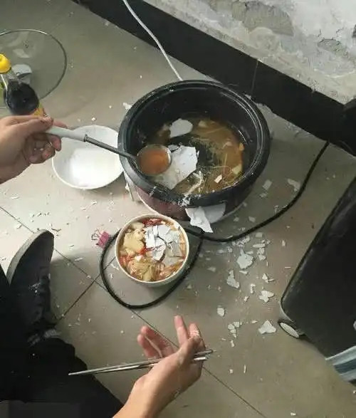 搞笑gif段子从没见过有人像椅子一样折叠
