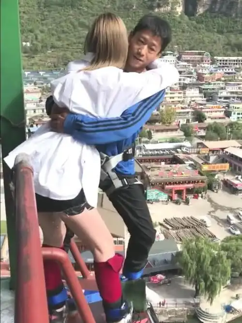 为了完成蹦极闺蜜竟然背着男朋友做出这种事情
