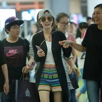杨幂街拍盘点呼吁少女幂的私服穿搭请继续美下去啊
