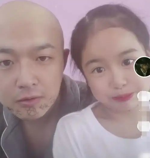 包贝尔带女儿自拍营业,饺子在爸爸下巴写字,父女感情相当不错
