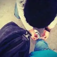 蹲下系鞋带情侣微信头像图片微信头像图片大全
