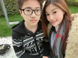 43岁女星吴玟萱与帅儿子牵手如情侣喂爱子甜甜圈

