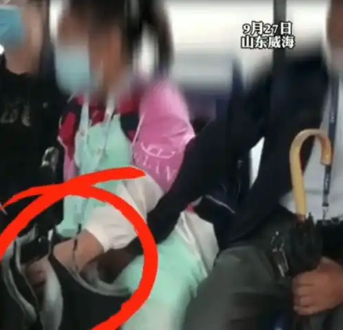 山东一老人,猥亵同乘女孩被刑拘,母亲她以为老人是扶着她
