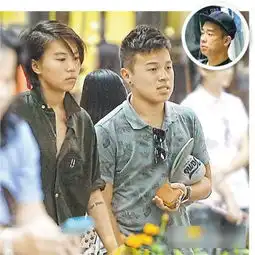 窦靖童和男伴弹吉他欢唱泡面头像极陈奕迅
