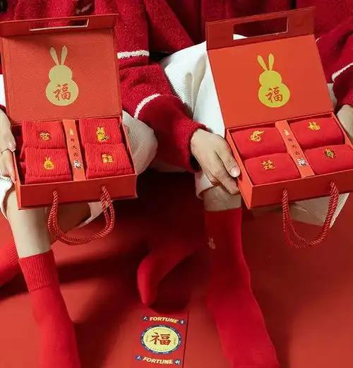 鸿运从脚生红红火火的新年怎能少了年袜呢
