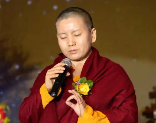 最美尼姑琼英卓玛从小被家暴13岁削发为尼,一生都在做善事
