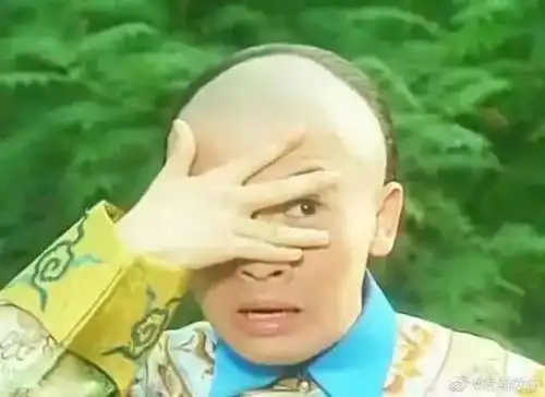 微信新表情包撞脸五阿哥,但它的官方翻译letmesee却翻车了
