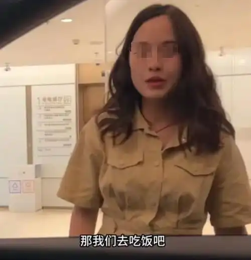 因为捡个瓶子导致情侣分手,女子你什么意思,捡个瓶子就脏了
