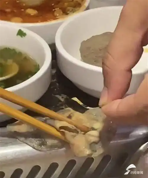 情侣在海底捞吃出疑似塑料片,出现胃痉挛和便血
