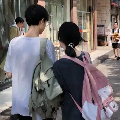 好看的微信情侣头像一左一右幼稚的话少说免得太可爱
