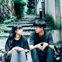 情侣头像卡通萌萌的街拍时尚的情侣头像一左一右