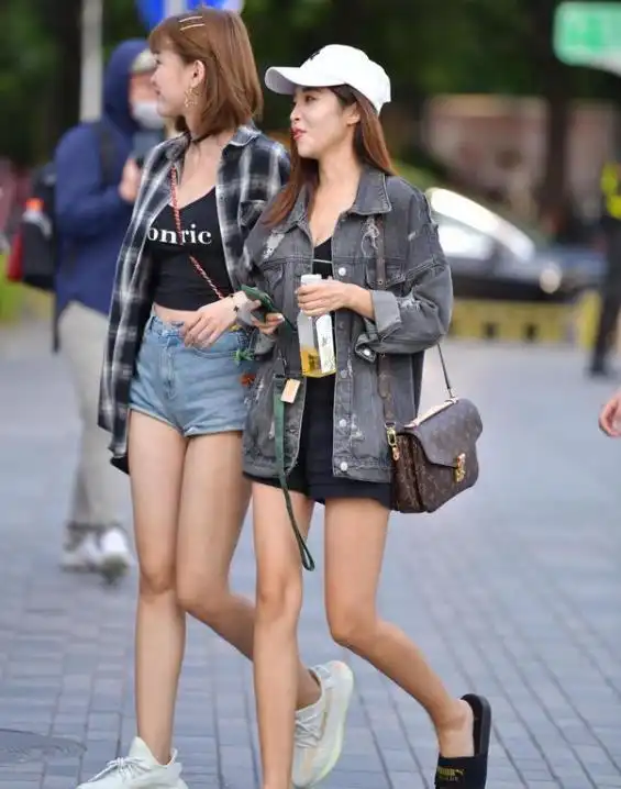 街拍美女小姐姐美搭吊带长裙,尽显高挑曼妙的身材