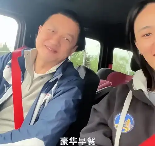 李亚鹏秀恩爱,和海哈金喜吃豪华早餐,不受欠债4000万影响