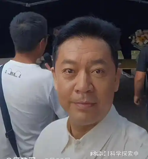 亮剑赵政委昆明现身低调逛农贸市场,和大妈跳广场舞无人识
