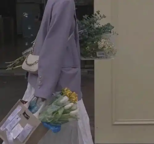 捧花女生头像

