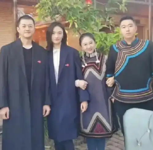 李嫣最新美照曝光,戴珍珠项链超时尚,身材亭亭玉立