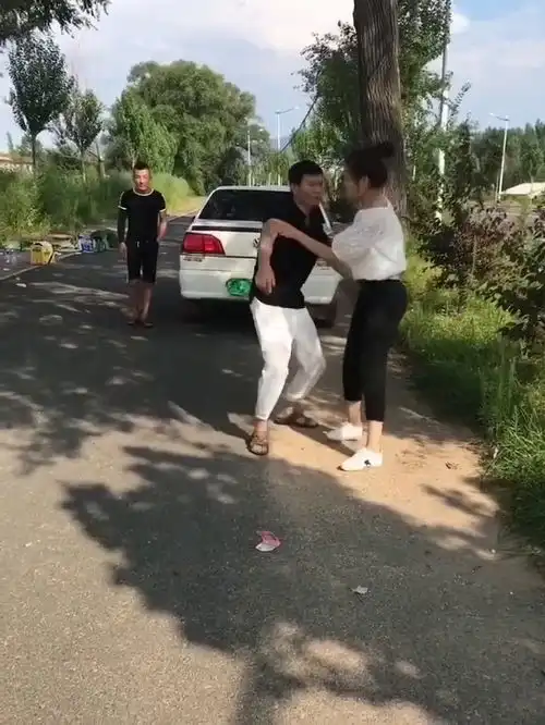 二货情侣看见钱怕有陷阱,旁边小伙却不怕,结局搞笑
