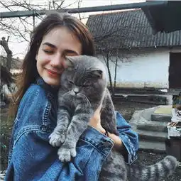 抱着猫咪的女生头像可爱清新大概想要的是喜欢被占有
