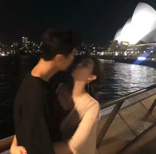 情侣头像爱会来的在对的时候对的时间对的人
