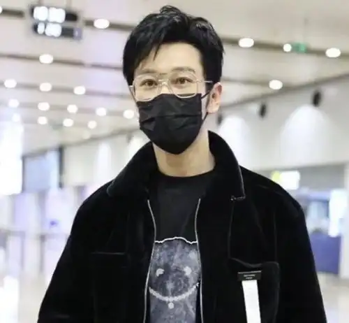 杨颖低调现身与黄晓明穿情侣装,打破婚变传闻两人此前活动无交流
