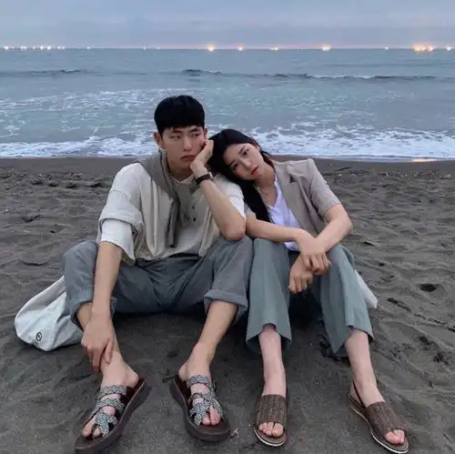 为什么会有男生一直用情侣头像期间换了好几个但都是情头却否认自己有女朋友
