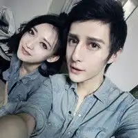 时尚情侣头像情歌在单曲循环着
