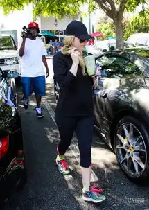 欧美明星一周街拍情侣幸福出街初秋搭配指南
